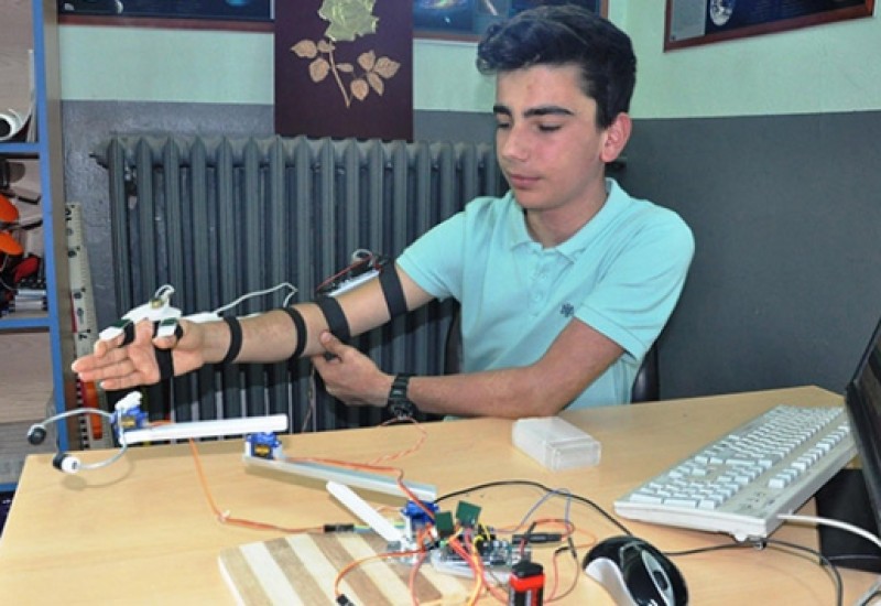 Polislerin güvenliği için “robot kol” geliştirdi